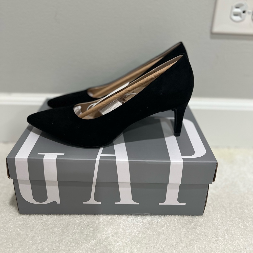 GAP Black Faux Suede Pumps - sz 6 - BNWT